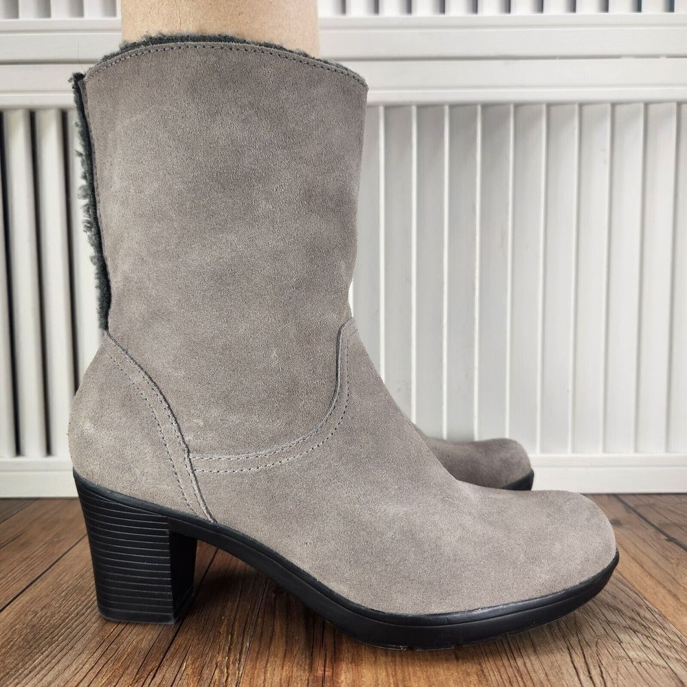 Clark Bendables Womens Sz 7.5M Grey Suede Sherpa Lined Buckle Zip Heeled Boots